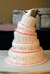 Originell wie die Torte können auch die Hochzeitseinladungen sein (Fotonachweis @Shelley Panzarella)