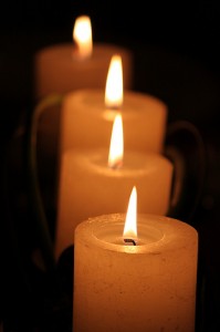 Kerzen sind das Symbol für Leben und Licht und spenden den Trauernden Trost (@Arne Hulstein, Creative Commons, http://creativecommons.org/licenses/by/2.0/deed.de).