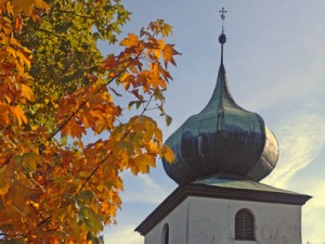 Mit einer schönen Einladung zur Konfirmation macht man den großen Einzug in die Kirche zu einem besonderen Erlebnis (Foto: Walter J. Pilsak / pixelio.de)