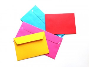 Farbige Briefumschläge sorgen für positive Aufregung im Briefkasten.