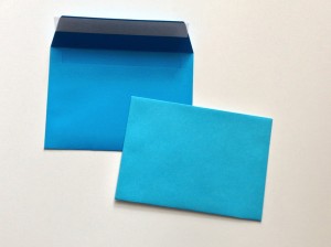 Der Unterschied zwischen den beiden Blautönen ist unverkennbar (links der königsblaue Briefumschlag).